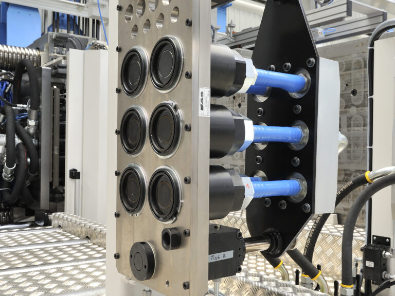 A automatic multicouSistema multicoupler automático instalado en una mesa de cambio de molde doble.